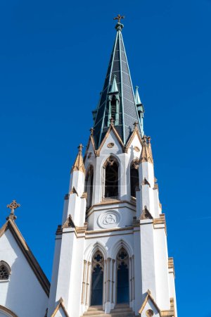 Téléchargez les photos : Savannah, Géorgie, États-Unis. 2 décembre 2022 : Cathédrale Saint Jean Baptiste et ciel bleu. - en image libre de droit
