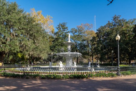 Foto de Savannah, Georgia, Estados Unidos. 2 de diciembre de 2022: Fuente con cielo azul en el parque Forsyth. - Imagen libre de derechos