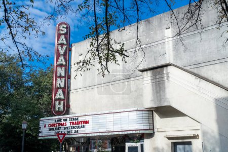 Téléchargez les photos : Savannah, Géorgie, États-Unis. 2 décembre 2022 : Façade du théâtre Savannah et ciel bleu. - en image libre de droit