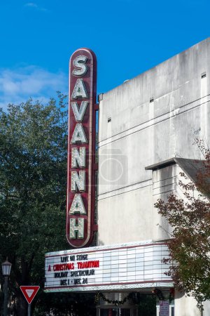 Foto de Savannah, Georgia, Estados Unidos. 2 de diciembre de 2022: Fachada de teatro Savannah y cielo azul. - Imagen libre de derechos