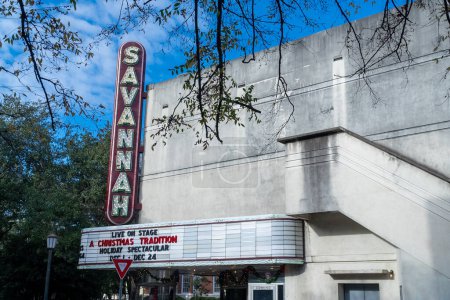 Foto de Savannah, Georgia, Estados Unidos. 2 de diciembre de 2022: Fachada de teatro Savannah y cielo azul. - Imagen libre de derechos