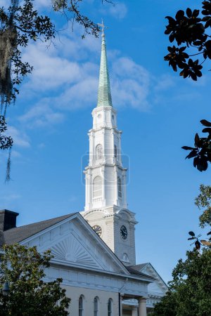 Foto de Savannah, Georgia, Estados Unidos. 2 de diciembre de 2022: La Iglesia Presbiteriana Independiente de Savannah con un hermoso cielo azul. - Imagen libre de derechos