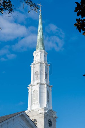 Téléchargez les photos : Savannah, Géorgie, États-Unis. 2 décembre 2022 : L'église presbytérienne indépendante Savannah avec un beau ciel bleu. - en image libre de droit
