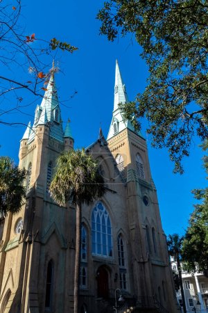 Foto de Savannah, Georgia, Estados Unidos. 2 de diciembre de 2022: Wesley Monument United Methodist Church with blue sky. - Imagen libre de derechos