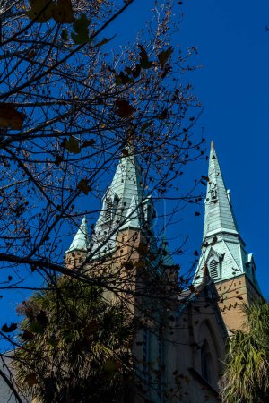 Foto de Savannah, Georgia, Estados Unidos. 2 de diciembre de 2022: Wesley Monument United Methodist Church with blue sky. - Imagen libre de derechos