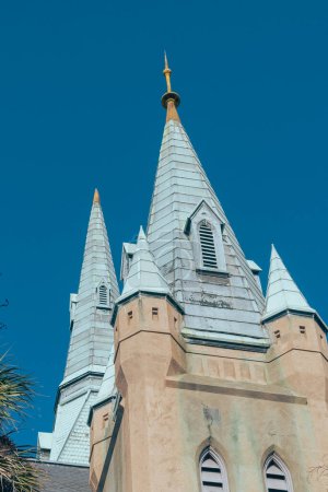 Téléchargez les photos : Savannah, Géorgie, États-Unis. 2 décembre 2022 : Monument Wesley Église méthodiste unie au ciel bleu. - en image libre de droit