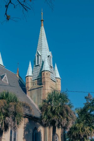 Téléchargez les photos : Savannah, Géorgie, États-Unis. 2 décembre 2022 : Monument Wesley Église méthodiste unie au ciel bleu. - en image libre de droit