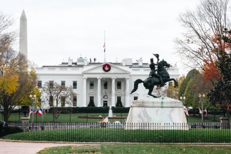 Foto de Washington D. C. Estados Unidos. 29 de noviembre de 2022: Postal de la Casa Blanca en un día gris. - Imagen libre de derechos