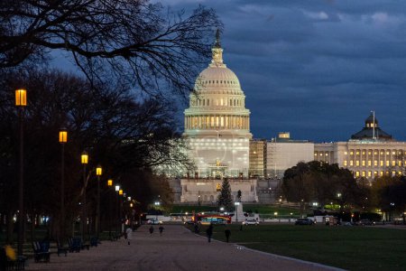 Foto de Washington D. C. Estados Unidos. 29 de noviembre de 2022: Capitolio de los Estados Unidos y hermoso cielo azul. - Imagen libre de derechos