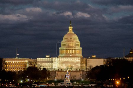 Foto de Washington D. C. Estados Unidos. 29 de noviembre de 2022: Capitolio de los Estados Unidos y hermoso cielo azul. - Imagen libre de derechos