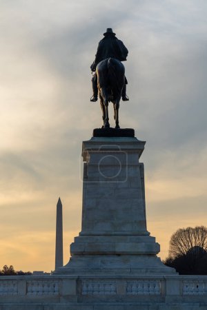 Foto de Washington D. C. Estados Unidos. 29 de noviembre de 2022: Estatua ecuestre en el Capitolio de los Estados Unidos en honor a Ulysses S. Grant. - Imagen libre de derechos