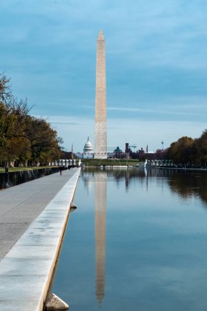 Foto de Washington D. C. Estados Unidos. 29 de noviembre de 2022: Monumento a Washington con cielo azul y reflexión en el agua. - Imagen libre de derechos