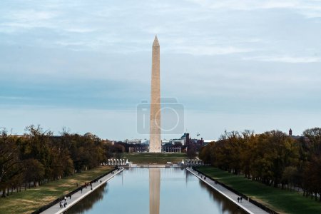 Foto de Washington D. C. Estados Unidos. 29 de noviembre de 2022: Monumento a Washington con cielo azul y reflexión en el agua. - Imagen libre de derechos