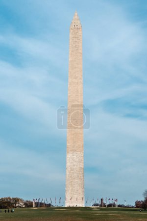 Foto de Washington D. C. Estados Unidos. 29 de noviembre de 2022: Monumento a Washington con cielo azul. - Imagen libre de derechos