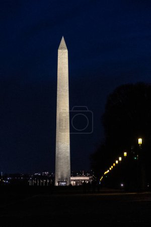 Foto de Washington D. C. Estados Unidos. 29 de noviembre de 2022: Monumento a Washington en silueta con cielo y hermosa puesta de sol. - Imagen libre de derechos