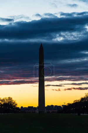 Foto de Washington D. C. Estados Unidos. 29 de noviembre de 2022: Monumento a Washington en silueta con cielo y hermosa puesta de sol. - Imagen libre de derechos