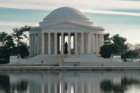 Foto de Washington D. C. Estados Unidos. 29 de noviembre de 2022: Monumento a Thomas Jefferson con cielo azul y lago. - Imagen libre de derechos