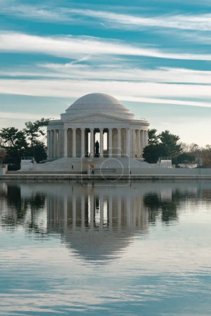 Foto de Washington D. C. Estados Unidos. 29 de noviembre de 2022: Monumento a Thomas Jefferson con cielo azul y lago. - Imagen libre de derechos
