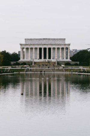 Foto de Washington D. C. Estados Unidos. Noviembre 29, 2022: abraham lincoln monument on a gray day and reflection in the water. - Imagen libre de derechos