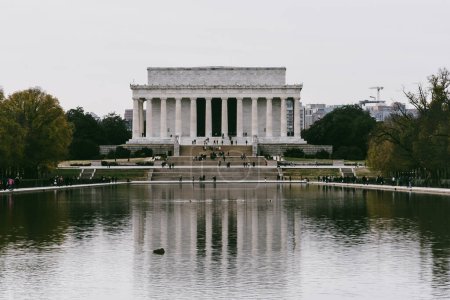 Foto de Washington D. C. Estados Unidos. Noviembre 29, 2022: abraham lincoln monument on a gray day and reflection in the water. - Imagen libre de derechos
