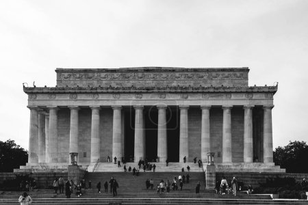 Foto de Washington D. C. Estados Unidos. Noviembre 29, 2022: abraham lincoln monument on a gray - Imagen libre de derechos