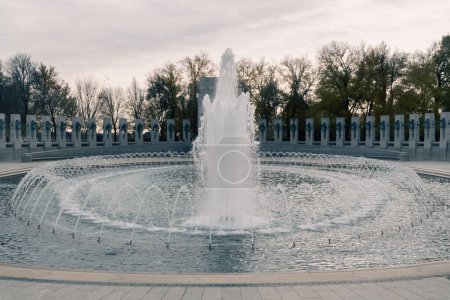 Foto de Washington D. C. Estados Unidos. 29 de noviembre de 2022: Monumento a la memoria y fuente de la Segunda Guerra Mundial. - Imagen libre de derechos