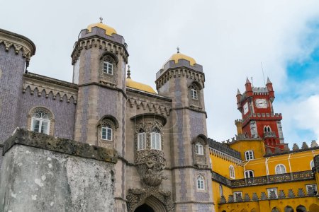 Foto de Sintra, Lisboa, Portugal. 4 de octubre de 2022: Fachada y arquitectura del Palacio de Peña con cielo azul. - Imagen libre de derechos