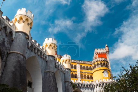 Foto de Sintra, Lisboa, Portugal. 4 de octubre de 2022: Fachada y arquitectura del Palacio de Peña con cielo azul. - Imagen libre de derechos