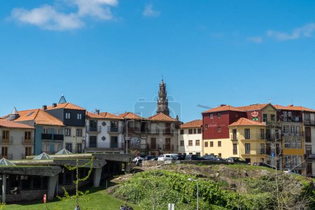 Foto de Oporto, Portugal. 12 de abril de 2022: Paisaje en la ciudad con cielo azul y arquitectura de la ciudad. - Imagen libre de derechos