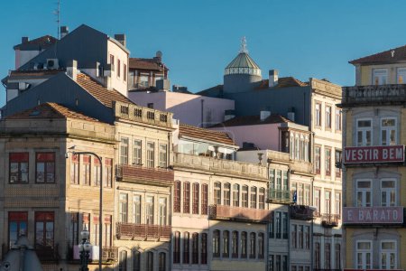 Foto de Oporto, Portugal. 12 de abril de 2022: Paisaje en la ciudad con cielo azul y arquitectura de la ciudad. - Imagen libre de derechos