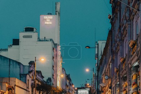 Foto de Oporto, Portugal. 13 de abril de 2022: El Coliseo de Porto con cielo azul y su arquitectura. - Imagen libre de derechos