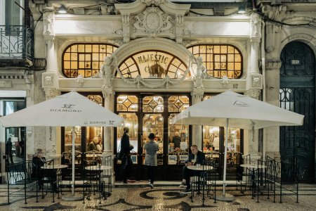 Foto de Oporto, Portugal. 13 de abril de 2022: El Majestic es un café histórico situado en la Rua de Santa Catarina. Arquitectura y fachada del bar. - Imagen libre de derechos