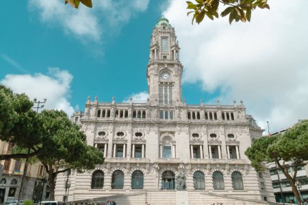 Foto de Oporto, Portugal. 12 de abril de 2022: Edificio del Ayuntamiento de Oporto con su arquitectura y cielo azul. - Imagen libre de derechos