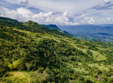 Panoramalandschaft in der Tamesis mit Blick auf den Fluss Cartama. Kolumbien.