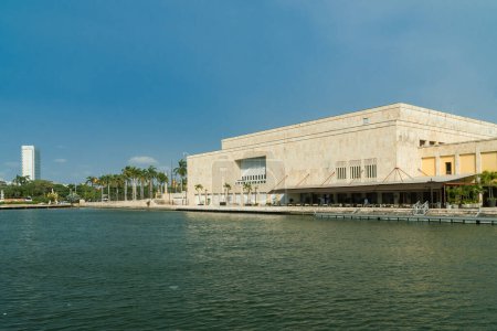 Téléchargez les photos : Cartagena, Bolivar, Colombie. 14 mars 2023 : Cartagena de Indias Convention Center et ciel bleu. - en image libre de droit
