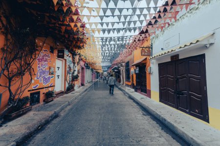 Foto de Cartagena, Bolívar, Colombia. 15 de marzo de 2023: Arquitectura y fachada en las calles de Getsemaní. - Imagen libre de derechos