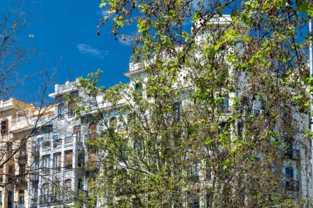 Foto de Madrid, España. 18 de abril de 2022: Arquitectura urbana con cielo azul. - Imagen libre de derechos