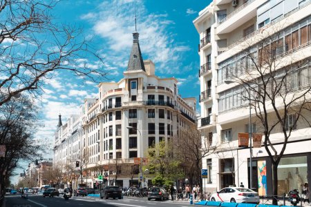 Foto de Madrid, España. 18 de abril de 2022: Arquitectura urbana con cielo azul. - Imagen libre de derechos