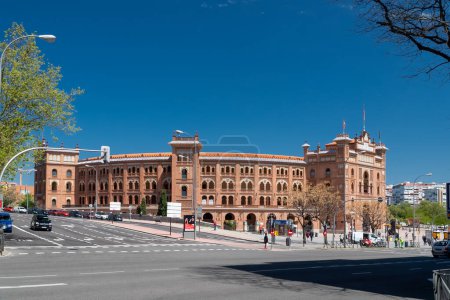 Foto de Madrid, España. 18 de abril de 2022: Plaza de toros Las Ventas con cielo azul. - Imagen libre de derechos