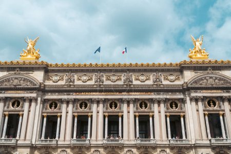 Foto de París, Francia. 24 de abril de 2022: Academia Nacional de Música - Ópera con cielo azul. - Imagen libre de derechos