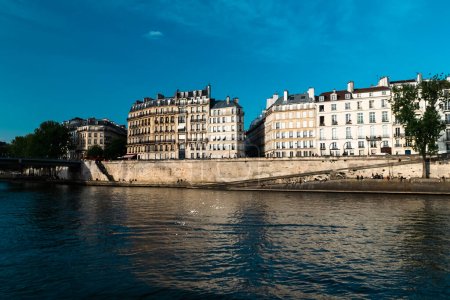 Foto de París, Francia. 24 de abril de 2022: Arquitectura urbana con casas y vista al río Sena - Imagen libre de derechos