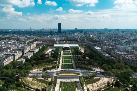 Foto de Campo de Marte y vista de la Torre Eiffel. París, Francia. - Imagen libre de derechos