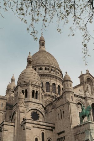 Téléchargez les photos : Paris, France. 23 avril 2022 : La Basilique du Sacré-Cœur de Paris - en image libre de droit