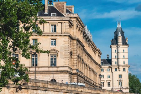 Téléchargez les photos : Paris, France. 22 avril 2022 : Palais de la Cit et mairie de Paris au ciel bleu. - en image libre de droit