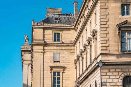Téléchargez les photos : Paris, France. 22 avril 2022 : Palais de la Cit et mairie de Paris au ciel bleu. - en image libre de droit