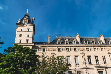 Foto de París, Francia. 22 de abril de 2022: Palacio de la Cit y ayuntamiento de París con cielo azul. - Imagen libre de derechos