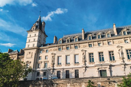 Foto de París, Francia. 22 de abril de 2022: Palacio de la Cit y ayuntamiento de París con cielo azul. - Imagen libre de derechos