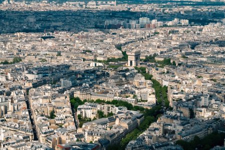 Téléchargez les photos : Paris panoramiques et en arrière-plan colline de l'église Montmartre Sacre Coeur. Paris, France - en image libre de droit
