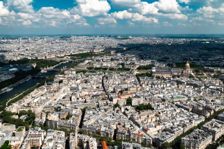 Foto de París panorámico y en la colina de fondo de la iglesia de Montmartre Sacre Coeur. París, Francia - Imagen libre de derechos