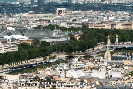 Téléchargez les photos : Paris panoramique depuis la Tour Eiffel et vue sur la Seine. Paris, France. - en image libre de droit